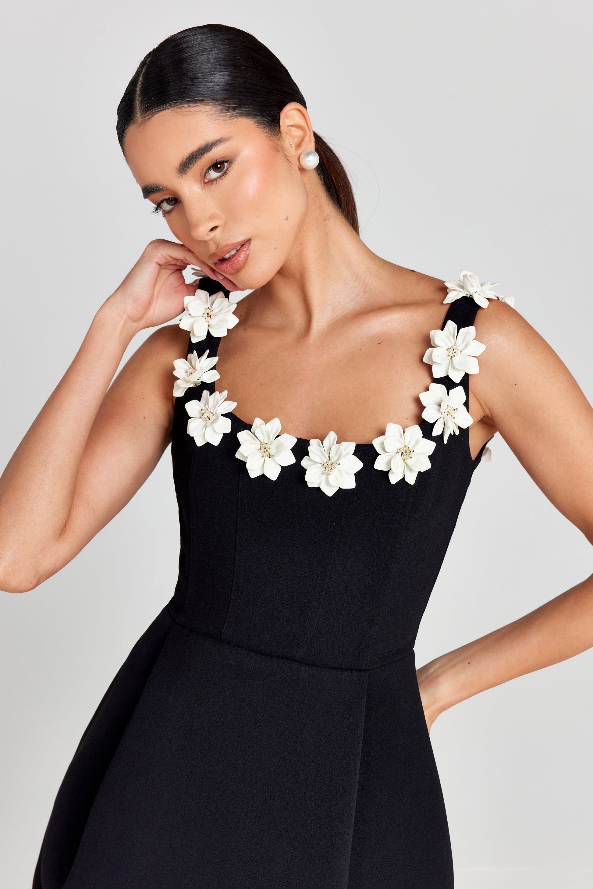 SELENE - Charmante Zwarte Mini Jurk Clean Jurk StyleSpectrums